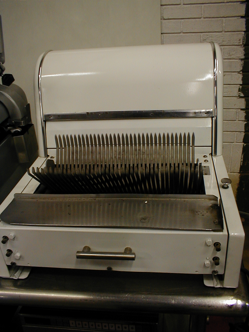 Berkel automatic bread slicer with new blades 115 voltage. Freight charges to be added to price